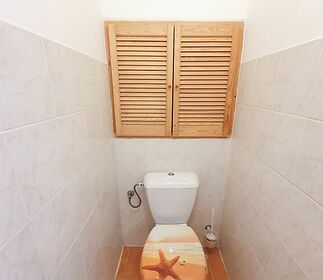 10-bathroom-toilet.jpg