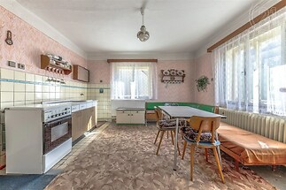 kuchyně s sporák, radiátor, kachličková podlaha, přirozené světlo, a backsplash