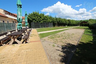 zahrada s plot, bocce ball, a trávník