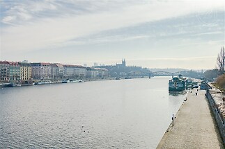 Smíchovská náplavka pohled na jih (Vyšehrad)