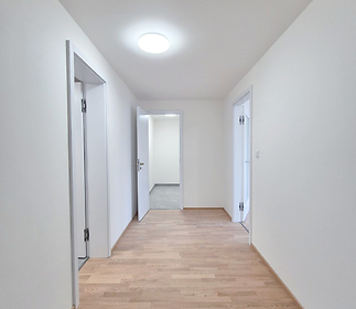 943-hallwayb.jpg