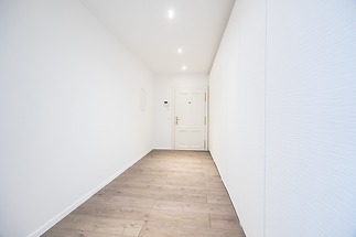 52 hallway1.jpg