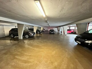 parkoviště s oddělený carport