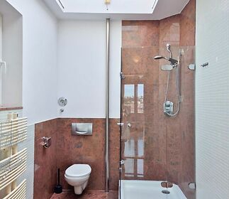 20-bedroom2-bathroomc.jpg