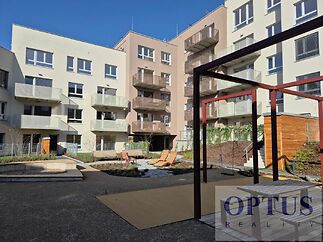 404-housec-courtyard.jpg