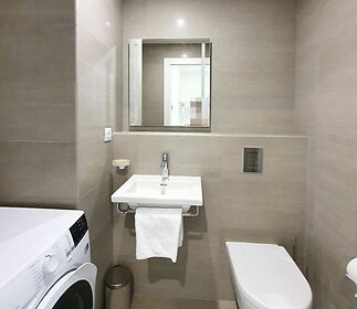 502-bathroom-toilet.jpg