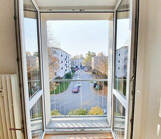 10-living-roome-window.jpg