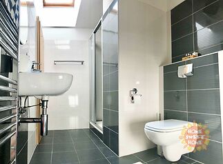 upstairs-bathroom-2.jpg