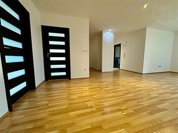 prázdná místnost s dřevěná podlaha