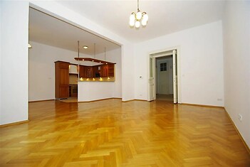 prázdná místnost s pozoruhodný lustr a parketová podlaha