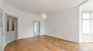 prázdná místnost s přirozené světlo a parketová podlaha