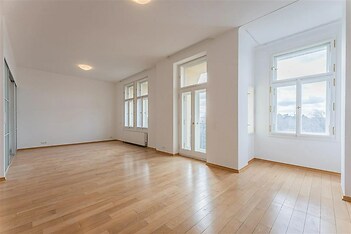 prázdná místnost s přirozené světlo a dřevěná podlaha