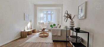 obývací pokoj s přirozené světlo a dřevěná podlaha