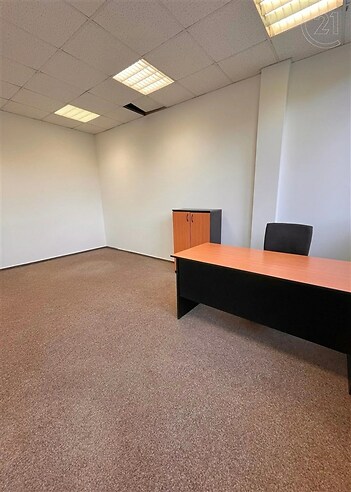 kancelář s drop strop a koberec