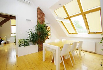 jídelna s přirozené světlo, nástěnná klimatizace, klenutý strop, dřevěná podlaha, a světlík