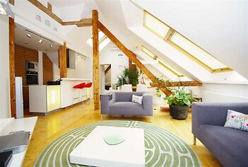 obývací pokoj s dřevěná podlaha, klenutý strop, a světlík