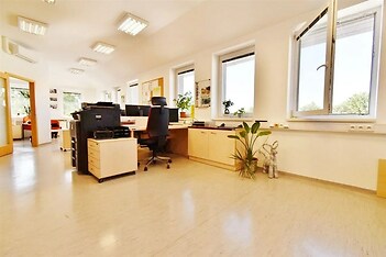 kancelář s přirozené světlo, nástěnná klimatizace, a televize