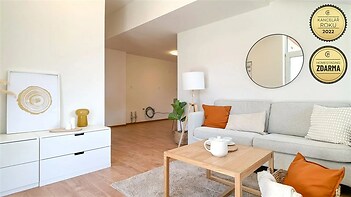 obývací pokoj s dřevěná podlaha