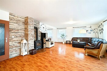 obývací pokoj s dřevěný sporák, dřevěná podlaha, a přirozené světlo